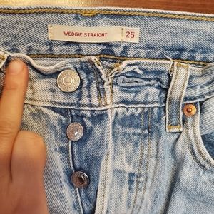 premium Levi’s wedgie straight size 25 light wash